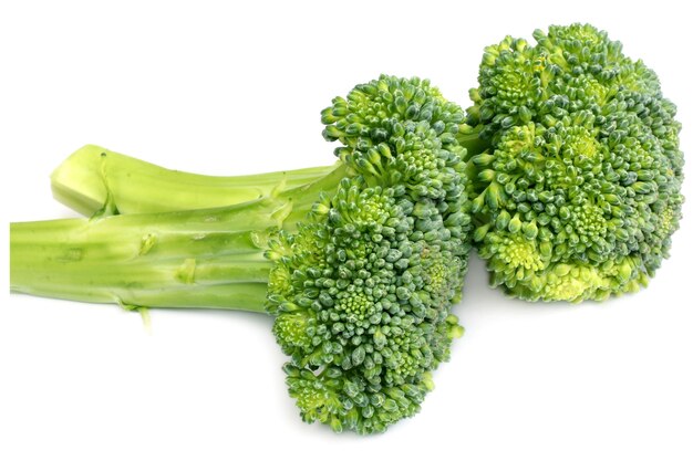 Foto broccoli freschi isolati su sfondo bianco