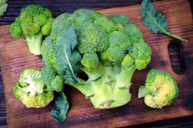 Broccoli freschi sulla tavola della cucina