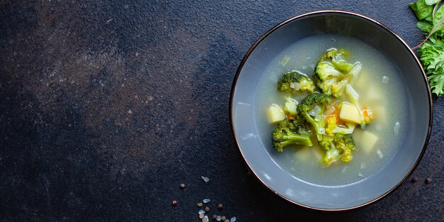 Photo fresh broccoli soup on a bowl