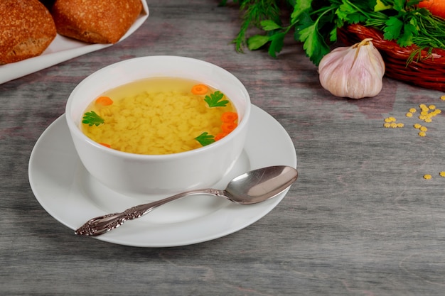 Brodo fresco con carota e prezzemolo