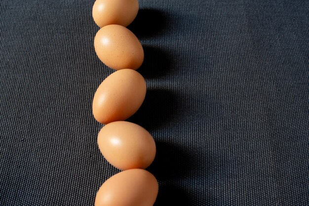 写真 灰色の背景の新鮮な茶色のの卵