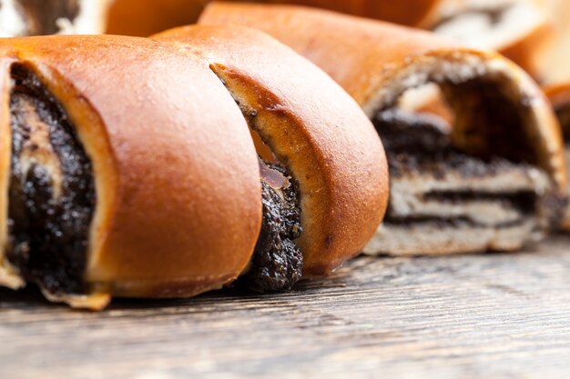 Panino fresco con ripieno di semi di papavero nero