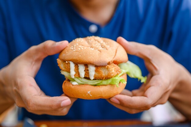 焼きたてのハンバーガー。自家製フィッシュバーガー。