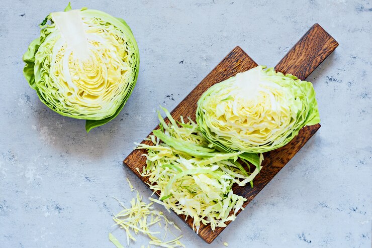 木製のまな板で新鮮なキャベツ