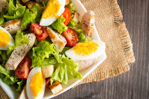 Insalata di caesar fresca su fondo di legno