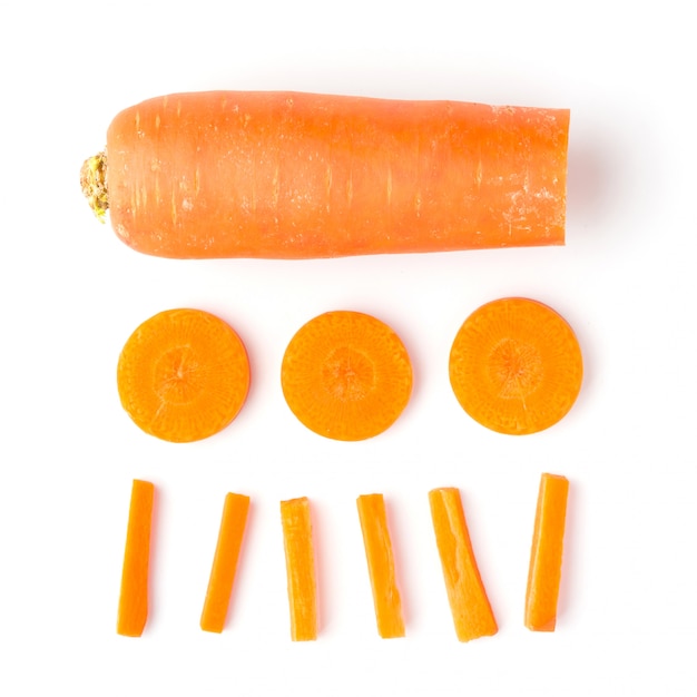 Foto isolato della carota fresca su bianco
