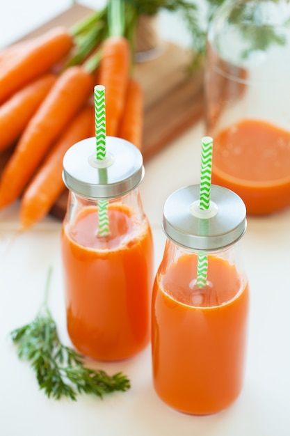 Фото Свежий морковный сок и овощи
