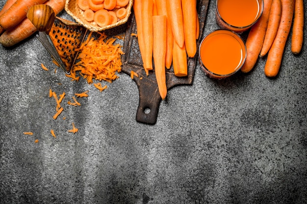 Succo di carota fresca. sul tavolo rustico.