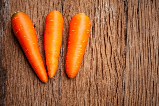 Foto carota fresca su fondo di legno vecchio