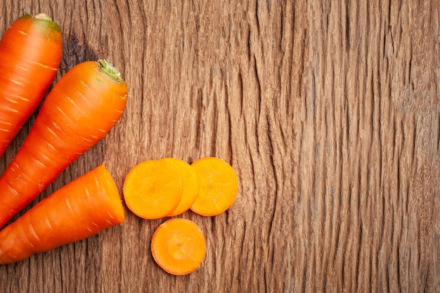 Foto carota fresca su fondo di legno vecchio