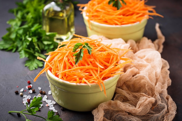 Салат из свежей моркови на тарелках