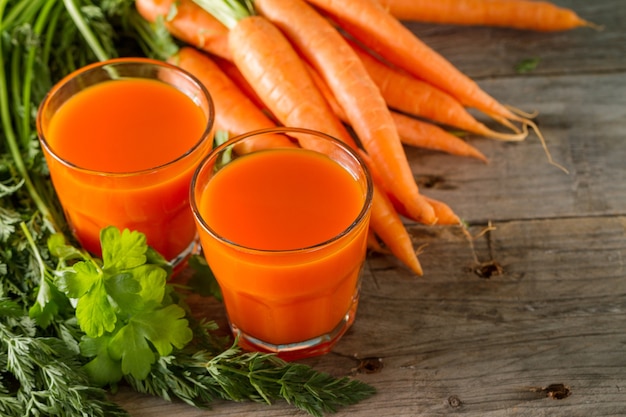 Foto carota fresca frullato in due bicchieri