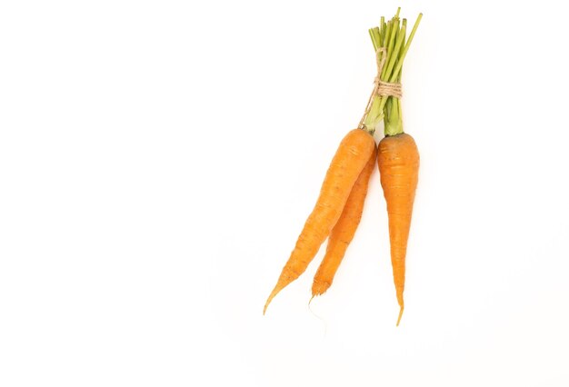 Фото Свежая морковь, изолированная на белом
