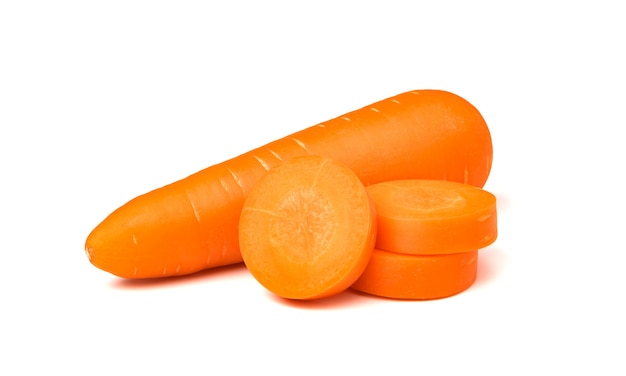 Foto carote fresche isolate su fondo bianco. primo piano di carote.