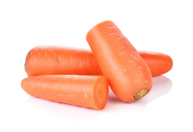 Свежая морковь, изолированных на белом фоне