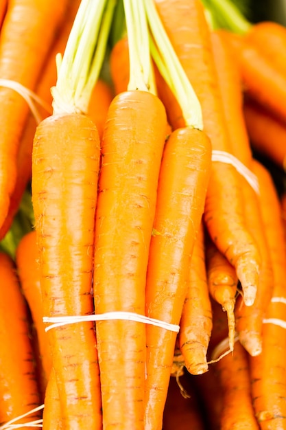 Свежая морковь на местном фермерском рынке.