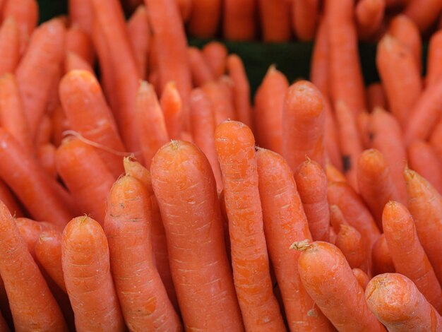 Photo fresh carrots in the market