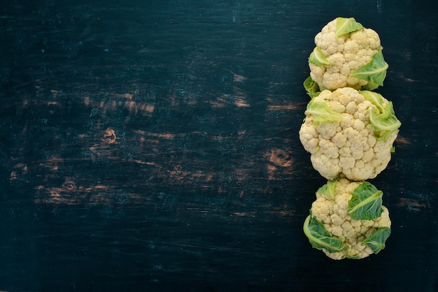 Foto cavolfiore fresco alimenti biologici su uno sfondo di legno vista dall'alto spazio di copia