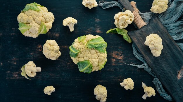 Foto cavolfiore fresco alimenti biologici su uno sfondo di legno vista dall'alto spazio di copia