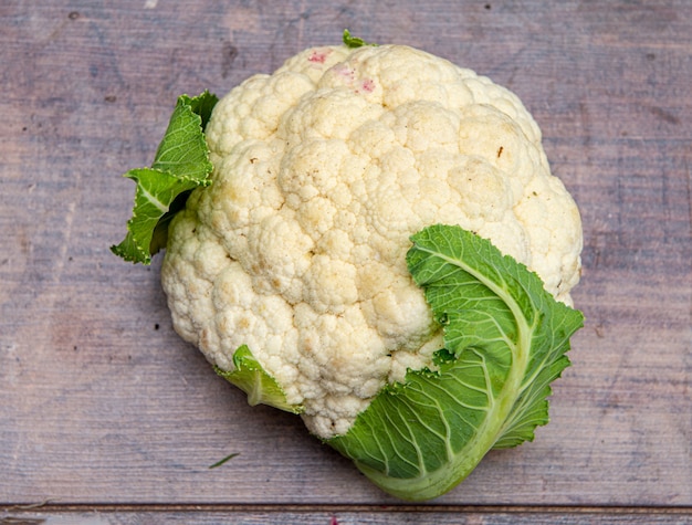 Photo fresh cauliflower on the  wooden table