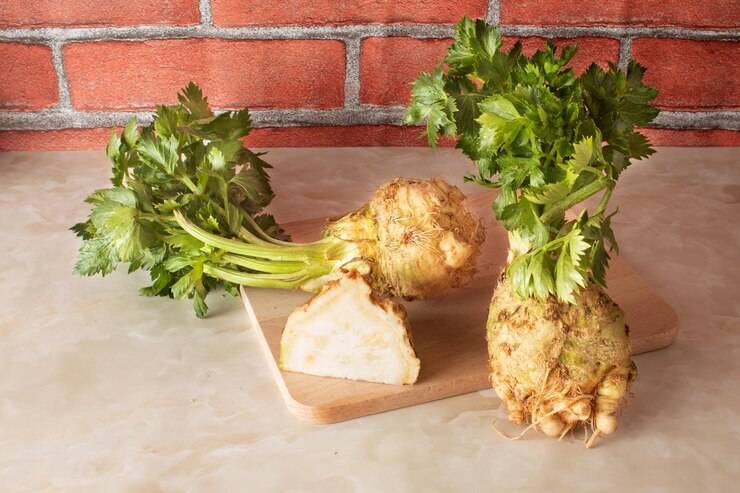 Photo fresh celery on kitchen marble table fresh organic food concept