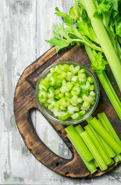 사진 커팅 보드에 신선한 셀러리