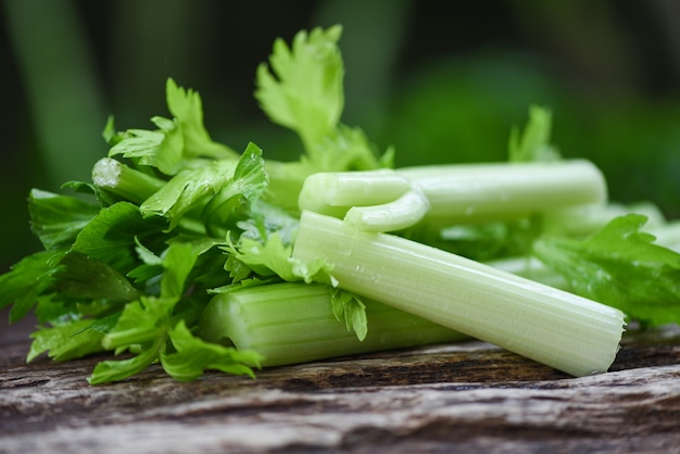 新鮮なセロリ野菜/セロリの束の木と自然の緑の葉