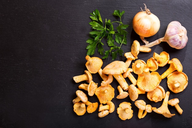 Funghi gallinacci freschi con verdure fresche per cucinare, vista dall'alto