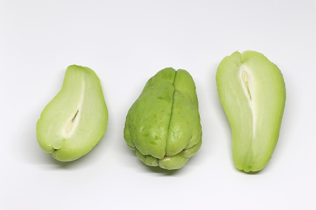 Foto il chayote fresco isolato su sfondo bianco.