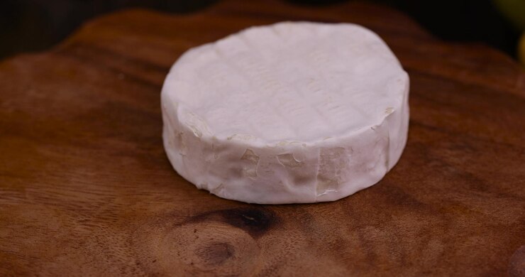 फोटो fresh cheese on a cutting board