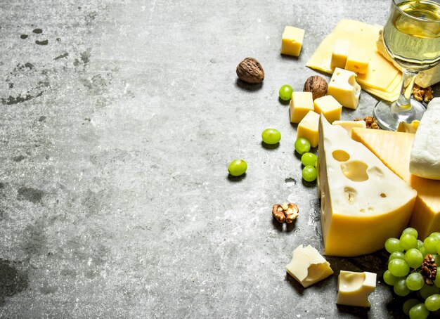 Formaggio fresco con uva e vino bianco