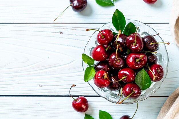 Photo fresh cherries in bowl