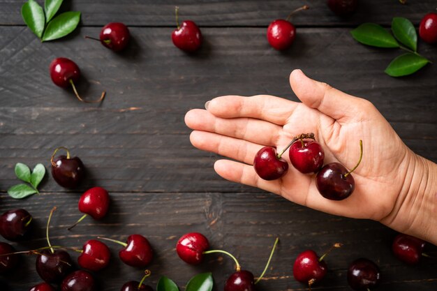 Ciliegie fresche a portata di mano