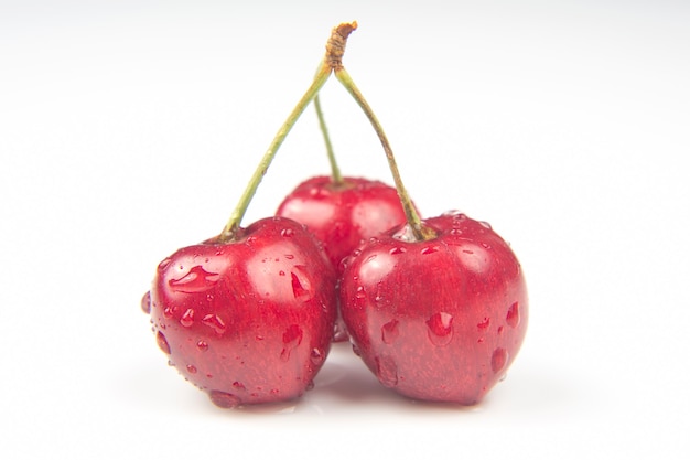Свежая ягода вишни. здоровое питание на завтрак. плоды растительности.