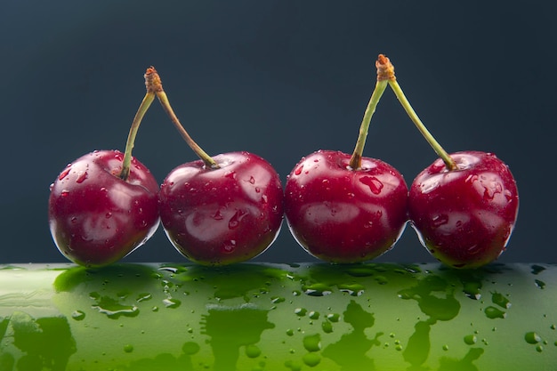 Свежая ягода вишни с каплями воды на зеленой бутылке. здоровое питание на завтрак. плоды растительности. фруктовый десерт