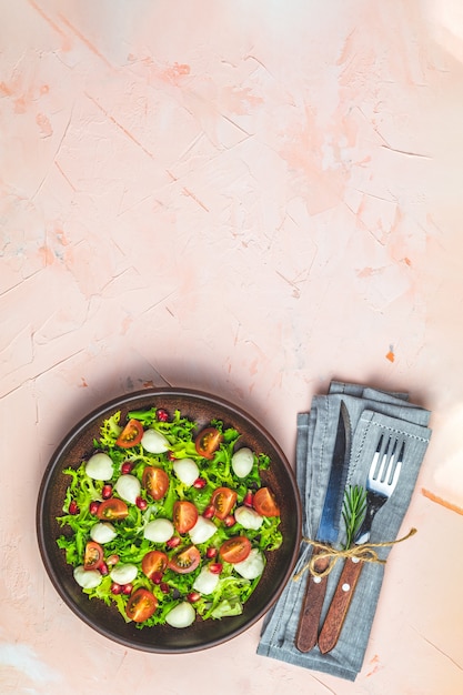 Foto pomodorini freschi, insalata di mozzarella con mix di lattuga verde