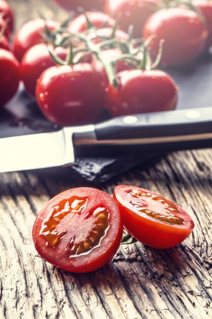 Foto pomodorini freschi. pomodori maturi su fondo di legno di quercia.