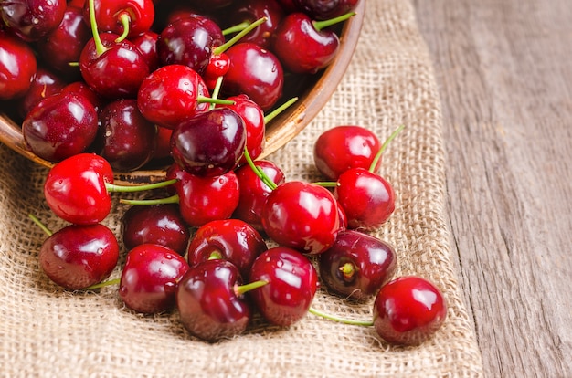 Photo fresh cherry on wooden table.