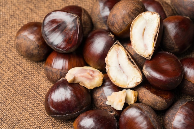 Photo fresh chestnuts on a monochrome background