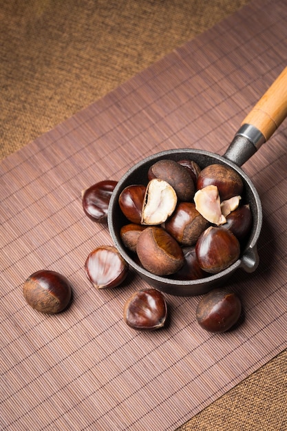 Photo fresh chestnuts on a monochrome background