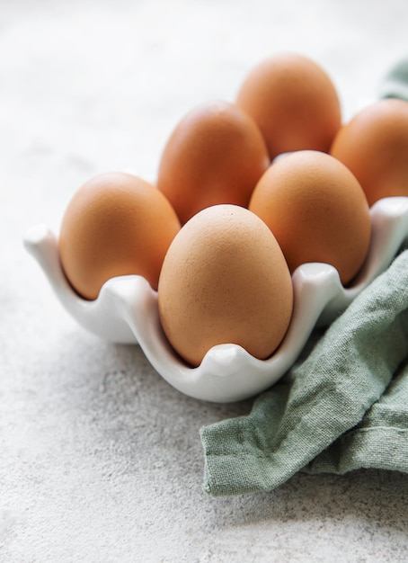 Свежие куриные яйца в лотке для яиц