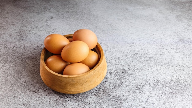 свежие куриные яйца на столе