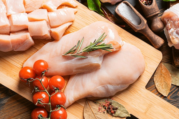 Foto filetto di pollo fresco con erbe e spezie