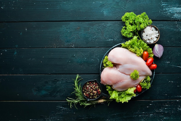 Фото Свежее куриное филе с ингредиентами для приготовления пищи здоровое питание вид сверху бесплатное пространство для копирования