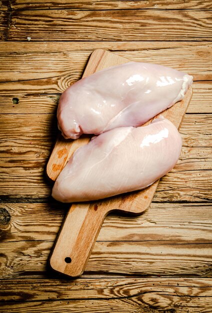 Foto filetto di pollo fresco su un tavolo di legno