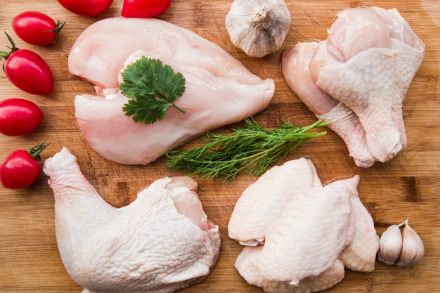 Foto carne di pollo fresca per cucinare con pomodoro e ingredienti