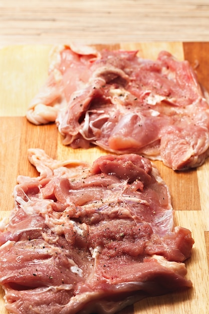 Carne di pollo fresca per cucinare.