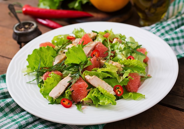 Insalata di pollo fresca, pompelmo, lattuga e salsa di senape di miele. menu dietetico. nutrizione appropriata.