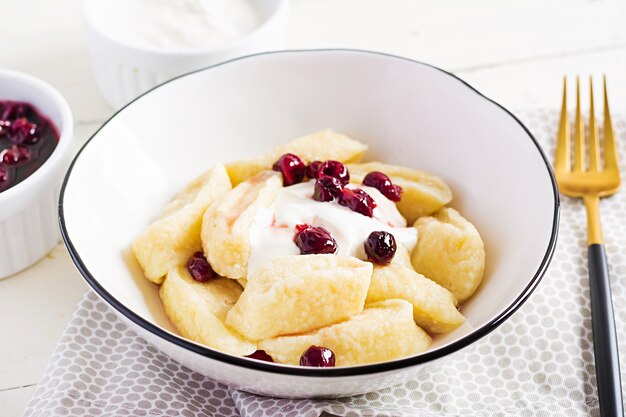 Салат из свежей курицы, грейпфрута, салата и медово-горчичной заправки.