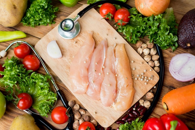 Pollo fresco con insalata e verdure.